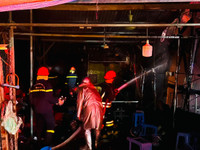 Dập tắt đám cháy nhà dân tại quận Hoàng Mai