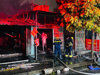 Dập tắt đám cháy nhà dân tại quận Hoàng Mai