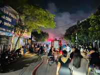 Dập tắt đám cháy nhà dân tại quận Hoàng Mai