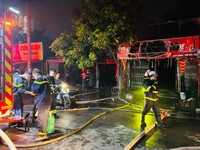 Dập tắt đám cháy nhà dân tại quận Hoàng Mai