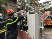 Hình ảnh thót tim bé gái được cứu nạn trong đám cháy