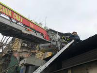 Hình ảnh thót tim bé gái được cứu nạn trong đám cháy