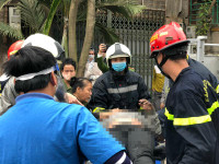 Hình ảnh thót tim bé gái được cứu nạn trong đám cháy