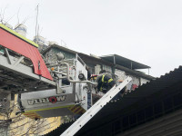 Hình ảnh thót tim bé gái được cứu nạn trong đám cháy