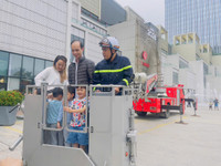 Trên 1.000 người dân và trẻ em trải nghiệm kỹ năng an toàn cháy, nổ tại Lotte Mall Tây Hồ 