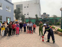 Hơn 200 cư dân trải nghiệm thực hành chữa cháy, cứu nạn, cứu hộ 