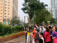 Hơn 200 cư dân trải nghiệm thực hành chữa cháy, cứu nạn, cứu hộ 