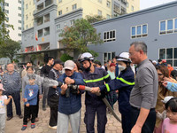 Hơn 200 cư dân trải nghiệm thực hành chữa cháy, cứu nạn, cứu hộ 