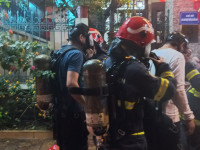 Lính cứu hoả kịp thời cứu và hướng dẫn nạn nhân mắc kẹt trong vụ cháy tại quán massage