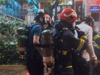 Lính cứu hoả kịp thời cứu và hướng dẫn nạn nhân mắc kẹt trong vụ cháy tại quán massage