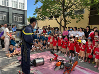 Hàng trăm học sinh trải nghiệm, thực hành chữa cháy và cứu nạn, cứu hộ 