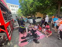 Hàng trăm học sinh trải nghiệm, thực hành chữa cháy và cứu nạn, cứu hộ 