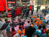 Hàng trăm học sinh trải nghiệm, thực hành chữa cháy và cứu nạn, cứu hộ 