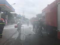 Khói trắng bao trùm lực lượng cứu hỏa trong đám cháy giả định ở cây xăng 