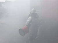 Khói trắng bao trùm lực lượng cứu hỏa trong đám cháy giả định ở cây xăng 