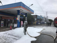 Khói trắng bao trùm lực lượng cứu hỏa trong đám cháy giả định ở cây xăng 