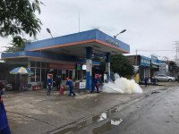 Khói trắng bao trùm lực lượng cứu hỏa trong đám cháy giả định ở cây xăng 