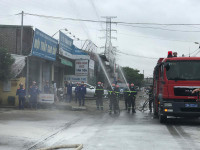 Khói trắng bao trùm lực lượng cứu hỏa trong đám cháy giả định ở cây xăng 