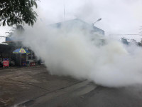 Khói trắng bao trùm lực lượng cứu hỏa trong đám cháy giả định ở cây xăng 