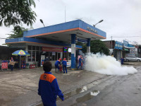 Khói trắng bao trùm lực lượng cứu hỏa trong đám cháy giả định ở cây xăng 