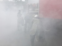 Khói trắng bao trùm lực lượng cứu hỏa trong đám cháy giả định ở cây xăng 