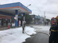 Khói trắng bao trùm lực lượng cứu hỏa trong đám cháy giả định ở cây xăng 