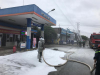 Khói trắng bao trùm lực lượng cứu hỏa trong đám cháy giả định ở cây xăng 