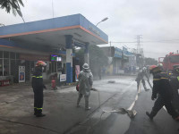 Khói trắng bao trùm lực lượng cứu hỏa trong đám cháy giả định ở cây xăng 