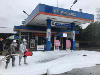 Khói trắng bao trùm lực lượng cứu hỏa trong đám cháy giả định ở cây xăng 