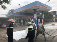 Khói trắng bao trùm lực lượng cứu hỏa trong đám cháy giả định ở cây xăng 