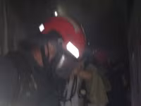 Lính cứu hoả kịp thời cứu và hướng dẫn nạn nhân mắc kẹt trong vụ cháy tại quán massage