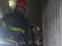 Lính cứu hoả kịp thời cứu và hướng dẫn nạn nhân mắc kẹt trong vụ cháy tại quán massage