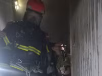 Lính cứu hoả kịp thời cứu và hướng dẫn nạn nhân mắc kẹt trong vụ cháy tại quán massage