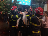 Lính cứu hoả kịp thời cứu và hướng dẫn nạn nhân mắc kẹt trong vụ cháy tại quán massage