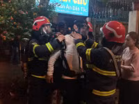 Lính cứu hoả kịp thời cứu và hướng dẫn nạn nhân mắc kẹt trong vụ cháy tại quán massage