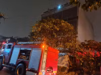 Lính cứu hoả kịp thời cứu và hướng dẫn nạn nhân mắc kẹt trong vụ cháy tại quán massage