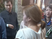 Lính cứu hoả kịp thời cứu và hướng dẫn nạn nhân mắc kẹt trong vụ cháy tại quán massage