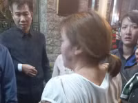 Lính cứu hoả kịp thời cứu và hướng dẫn nạn nhân mắc kẹt trong vụ cháy tại quán massage