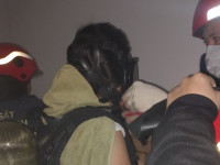 Lính cứu hoả kịp thời cứu và hướng dẫn nạn nhân mắc kẹt trong vụ cháy tại quán massage