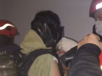 Lính cứu hoả kịp thời cứu và hướng dẫn nạn nhân mắc kẹt trong vụ cháy tại quán massage