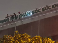 Lính cứu hoả kịp thời cứu và hướng dẫn nạn nhân mắc kẹt trong vụ cháy tại quán massage