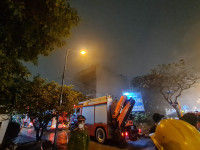 Lính cứu hoả kịp thời cứu và hướng dẫn nạn nhân mắc kẹt trong vụ cháy tại quán massage