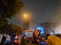 Lính cứu hoả kịp thời cứu và hướng dẫn nạn nhân mắc kẹt trong vụ cháy tại quán massage