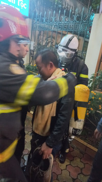 Lính cứu hoả kịp thời cứu và hướng dẫn nạn nhân mắc kẹt trong vụ cháy tại quán massage
