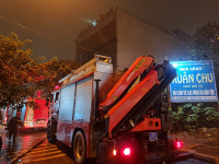 Lính cứu hoả kịp thời cứu và hướng dẫn nạn nhân mắc kẹt trong vụ cháy tại quán massage