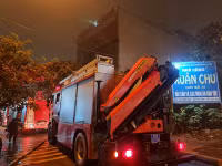 Lính cứu hoả kịp thời cứu và hướng dẫn nạn nhân mắc kẹt trong vụ cháy tại quán massage