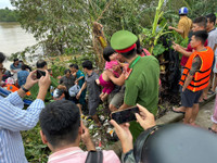 Hơn 100 người dân được Công an phường Tứ Liên di dời đến nơi an toàn