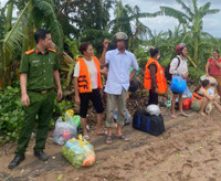 Hơn 100 người dân được Công an phường Tứ Liên di dời đến nơi an toàn