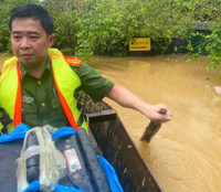 Hơn 100 người dân được Công an phường Tứ Liên di dời đến nơi an toàn