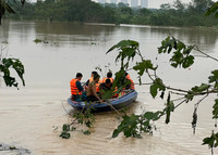 Hơn 100 người dân được Công an phường Tứ Liên di dời đến nơi an toàn